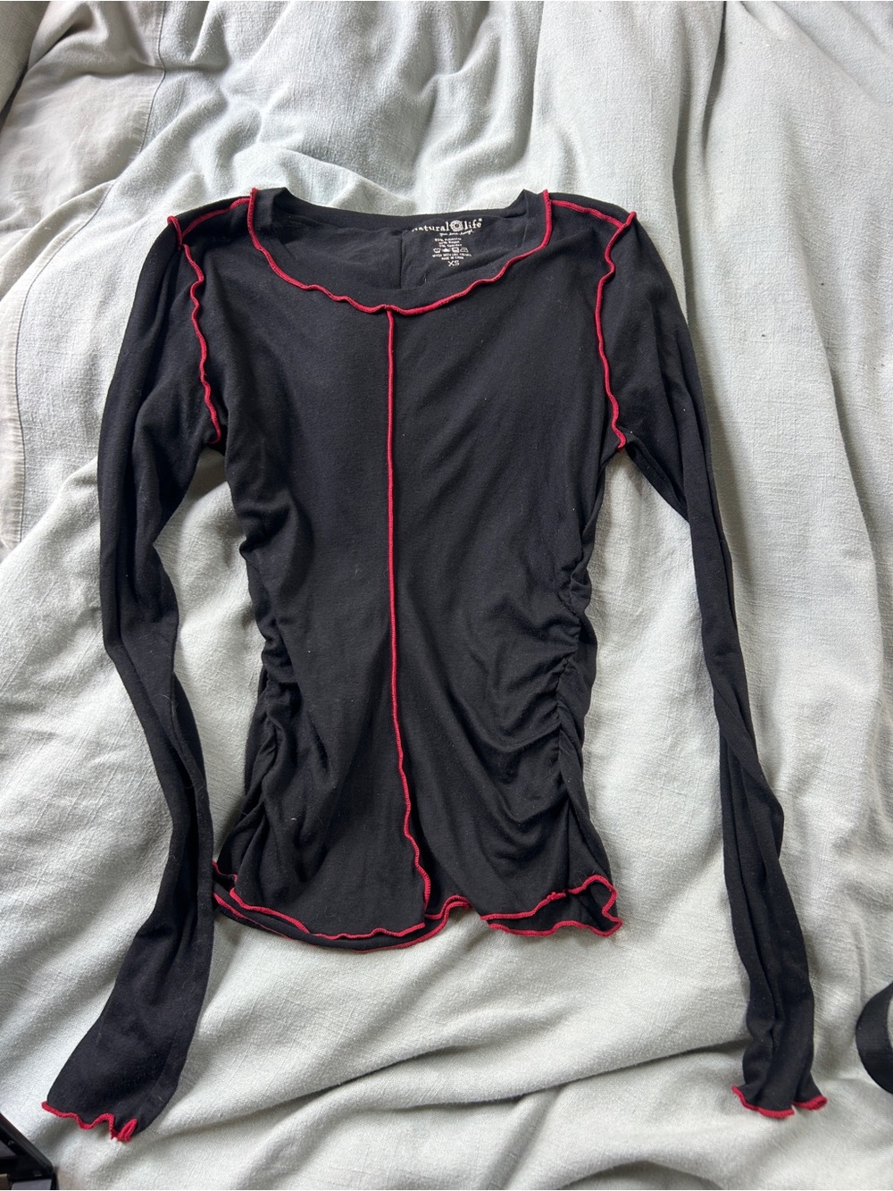 NATURAL LIFE Black Long-Sleeve Lettuce Edge Top with Red Seams